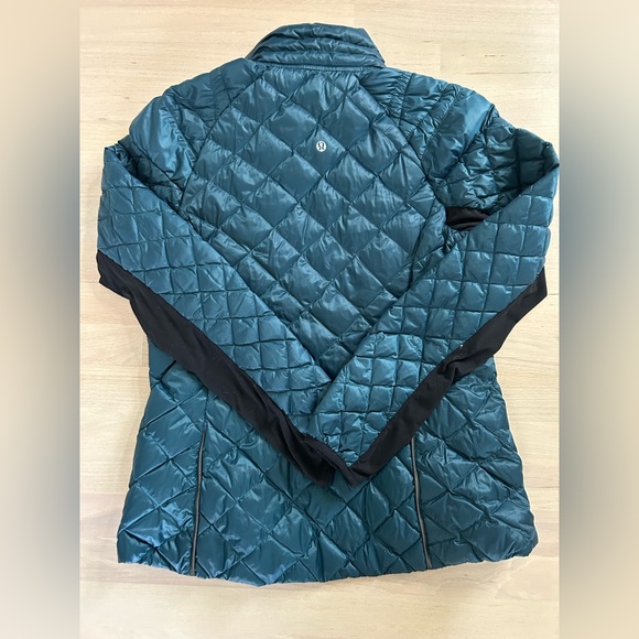 Lululemon run turn around jacket- Alberta Lake Blue/Black reversible 6 - Picture 4 of 7